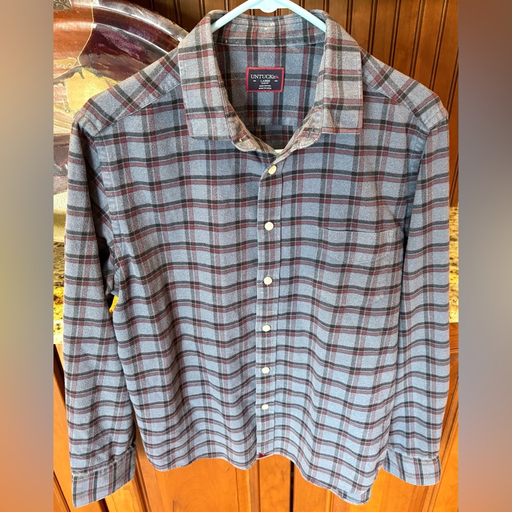 UNTUCKit Men's button front flannel shirt. Sharp blue/Burgundy plaid‎ with logo. - Picture 4 of 6